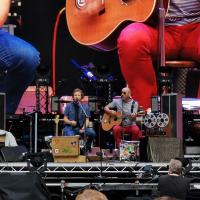 I&rsquo;m the Answer: Eddie Vedder and Simon Townshend (Photo: Bob Smoochie - Concert Guide)